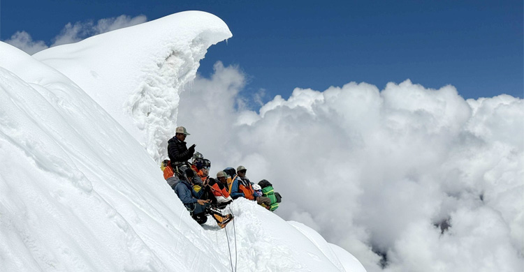 পৃথিবীর অষ্টম সর্বোচ্চ চূড়া ‘মানাসলু’ জয় করলেন বাংলাদেশি তমাল