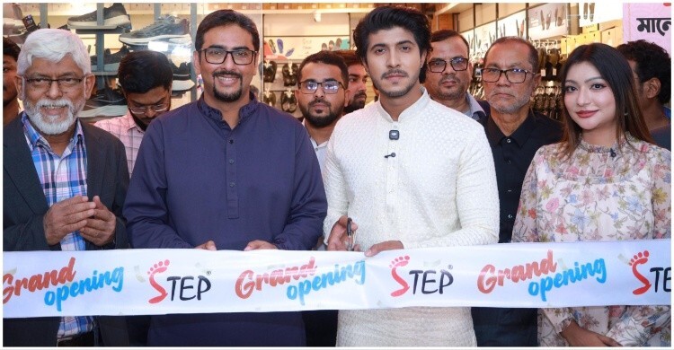 তৌসিফ মাহবুবের হাত ধরে যমুনা ফিউচার পার্কে স্টেপ ফুটওয়্যার