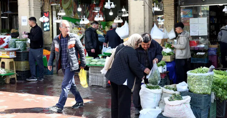মার্কিন-ইসরায়েলি হামলাকে বুড়ো আঙুল, বাজারে ফুরফুরে মেজাজে ইরানিরা