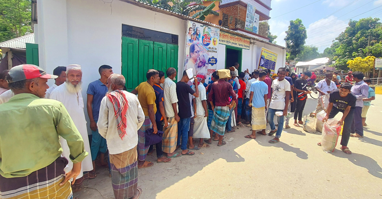 ইউনিয়ন আওয়ামী লীগ কার্যালয়ে টিসিবির পণ্য বিক্রি