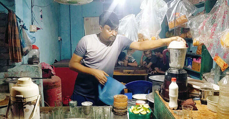 আলামিন-প্রাণোজিতের দোকানে প্রতিদিন বিক্রি হয় দেড় হাজার কাপ চা