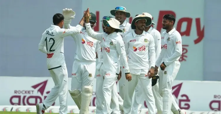 তাইজুলের তোপে দ্বিতীয় সেশনও বাংলাদেশের   