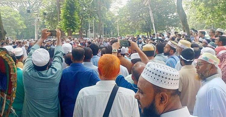 তীব্র রোদ উপেক্ষা করে শহীদ মিনারে শিক্ষকদের অবস্থান