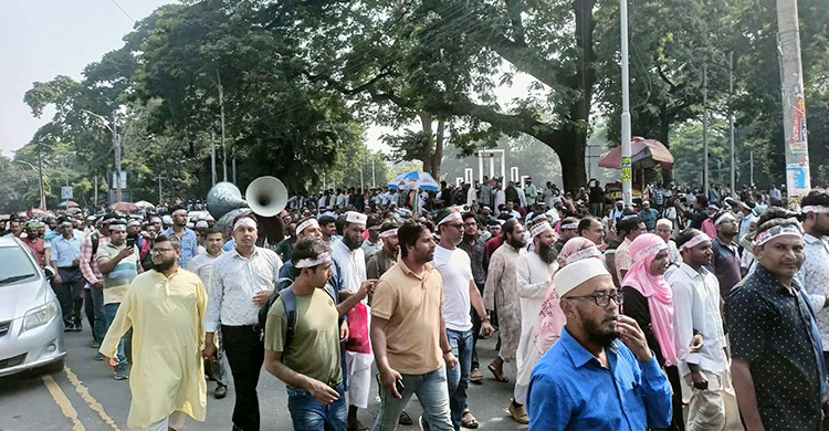 শাহবাগ ব্লকেড করতে শহীদ মিনার থেকে শিক্ষকদের যাত্রা