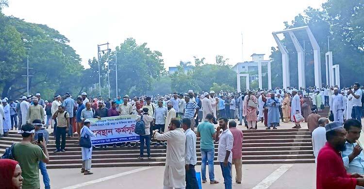 শহীদ মিনারে আজও শিক্ষকদের অবস্থান, কর্মসূচি চালিয়ে যাওয়ার ঘোষণা