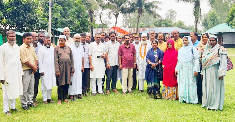 চাকরি জীবনের শেষদিনে রফিকুল ইসলাম নামের এক শিক্ষককে সুসজ্জিত ঘোড়ার গাড়িতে করে বিদায় সংবর্ধনা জানিয়েছেন