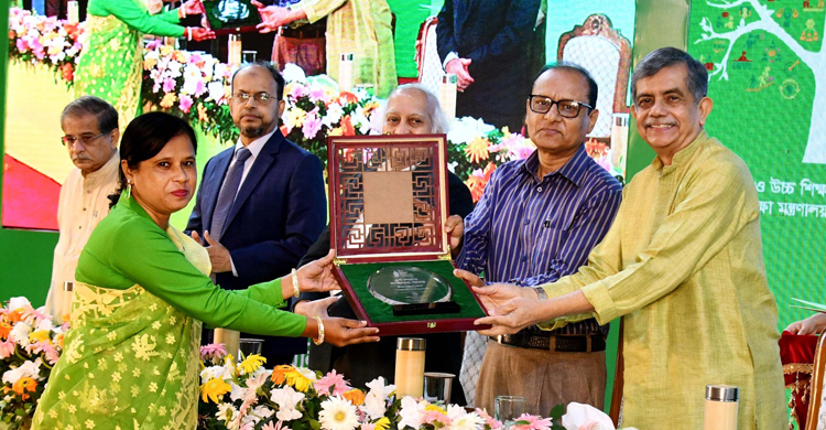 ‘গুণী শিক্ষক’ সম্মাননা পেলেন ১২ জন