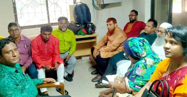 প্রধান উপদেষ্টাকে না পেয়ে স্মারকলিপি দিয়েই ফিরলেন শিক্ষকরা
