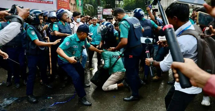 প্রেস ক্লাবের সামনে পুলিশের লাঠিপেটায় আহত ৩ শিক্ষক ঢামেকে