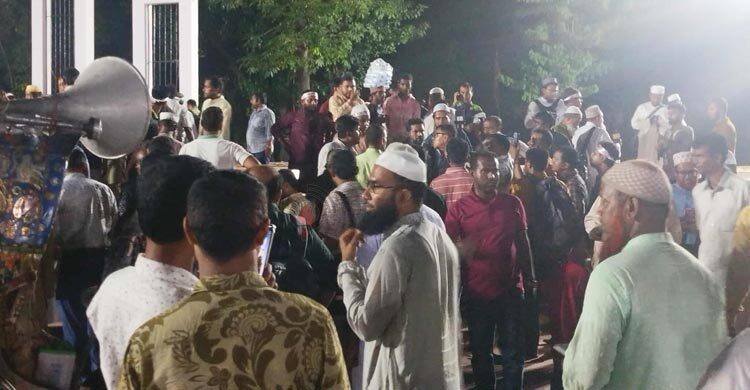 শহীদ মিনারে ফিরে গেলেন শিক্ষকরা, রাতে সেখানেই অবস্থান