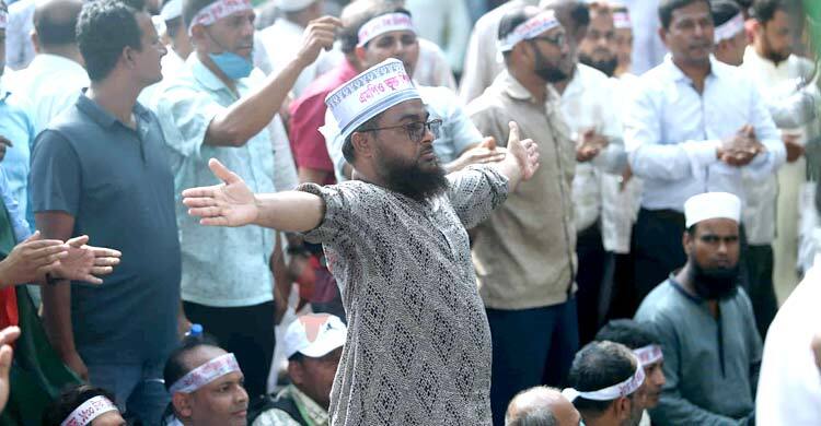 শাহবাগ ব্লকেড করলেন শিক্ষকরা, যান চলাচল বন্ধ