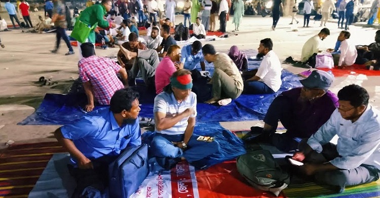 শহীদ মিনারে রাত কাটছে প্রাথমিক শিক্ষকদের, রোববার থেকে কর্মবিরতি