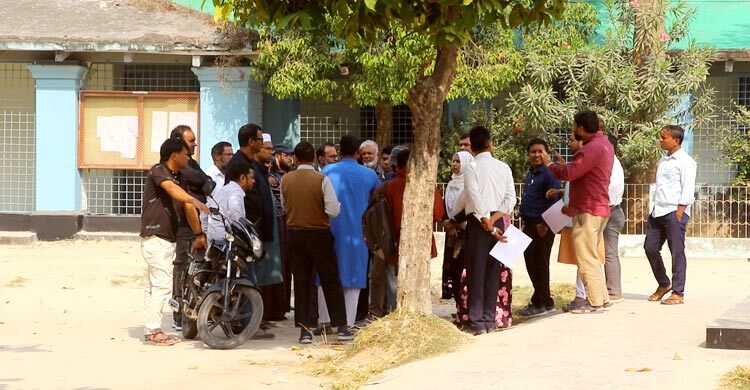 পাবনায় চার দফা দাবিতে পরীক্ষা বর্জন সরকারি শিক্ষকদের