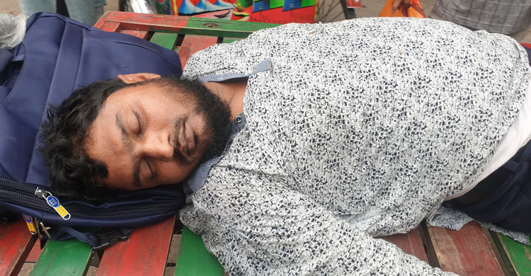 পুলিশের লাঠিচার্জ ও সাউন্ড গ্রেনেডে আহত অর্ধশত ঢামেকে চিকিৎসাধীন