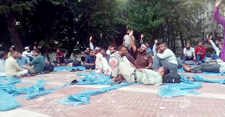 শহীদ মিনারেই রাত কাটাবেন শিক্ষকরা, কাল থেকে কর্মবিরতি