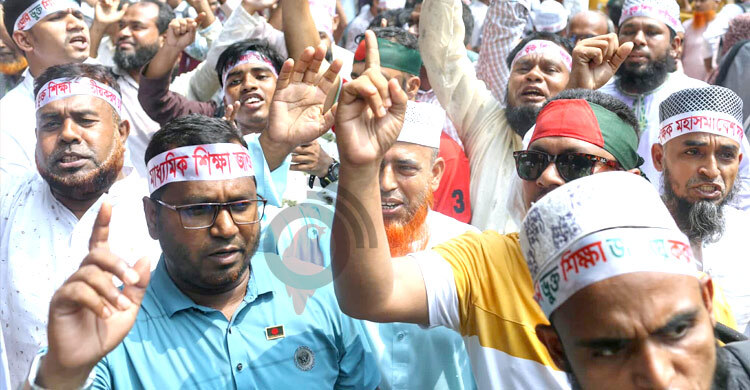 পাঠ ছেড়ে মাঠে শিক্ষকরা, ‘নির্লিপ্ত’ শিক্ষা মন্ত্রণালয়
