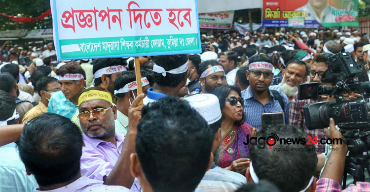 শিক্ষকদের কর্মবিরতি গড়ালো দ্বিতীয় দিনে, আজ ‘মার্চ টু সচিবালয়’