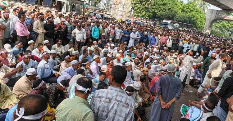 প্রেসক্লাবের সামনে এমপিওভুক্ত শিক্ষকদের অবস্থান