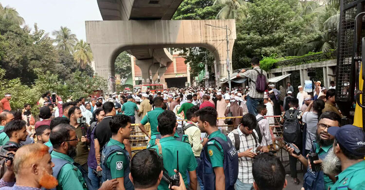 আড়াই ঘণ্টা পর সড়ক ছাড়লেন শিক্ষকরা, যান চলাচল স্বাভাবিক