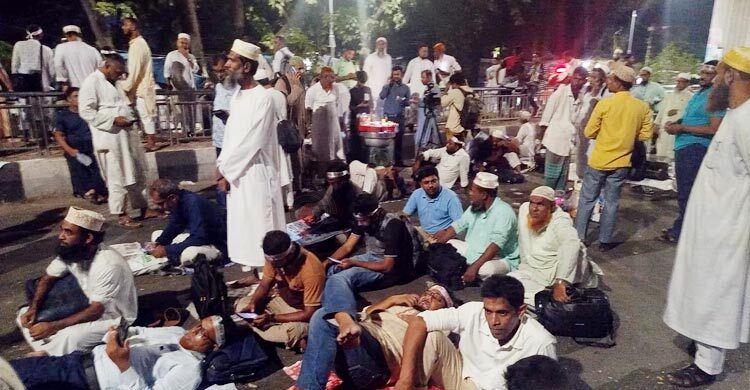 হাইকোর্টের সামনের সড়কে আন্দোলনরত শিক্ষকদের অবস্থান