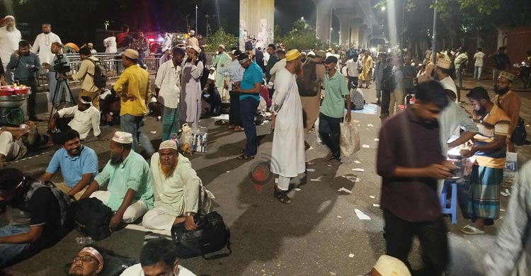 হাইকোর্টের সামনের সড়কে আন্দোলনরত শিক্ষকদের অবস্থান