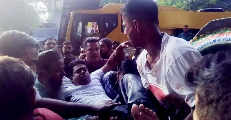 Many injured as police use sound grenades to disperse teachers