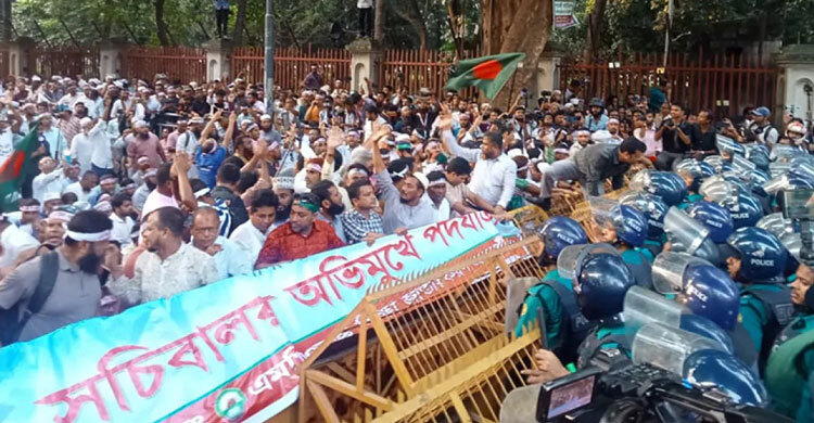 Teachers’ march to Secretariat faces police obstruction