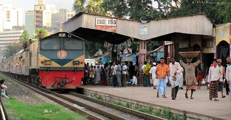 তেজগাঁও রেলস্টেশনে ৫ সাউন্ড গ্রেনেড ফেলে গেলো কারা