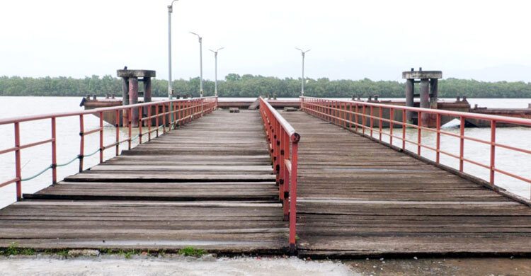 বন্ধ টেকনাফ স্থলবন্দরের গোডাউনে পচছে কোটি টাকার পণ্য