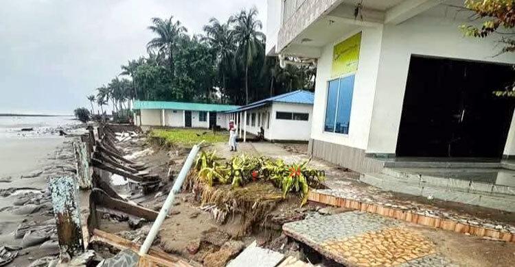 ঢেউয়ের আঘাতে ক্ষতবিক্ষত সেন্টমার্টিন, বেড়িবাঁধ চান বাসিন্দারা