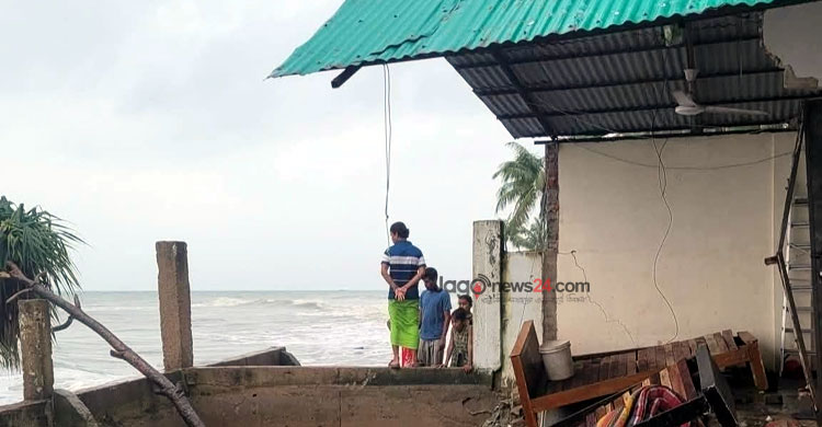 ঢেউয়ের আঘাতে ক্ষতবিক্ষত সেন্টমার্টিন, বেড়িবাঁধ চান বাসিন্দারা