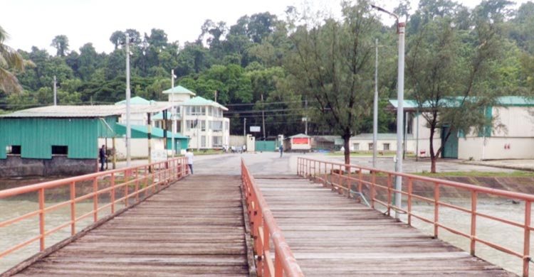 বন্ধ টেকনাফ স্থলবন্দর সচলে নতুন সরকারের পানে চেয়ে ব্যবসায়ীরা