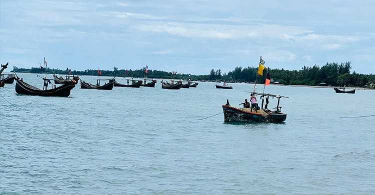 নাফনদী থেকে ৫ জেলেকে ধরে নিয়ে গেলো আরাকান আর্মি