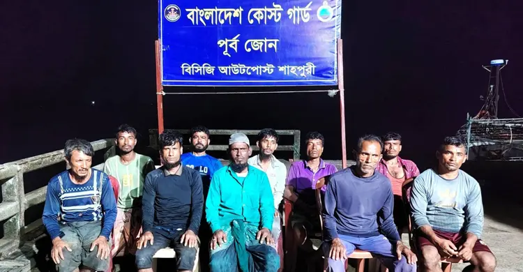 সেন্টমার্টিনের গভীর সমুদ্রে ভাসমান ১০ জেলেকে উদ্ধার করলো কোস্ট গার্ড
