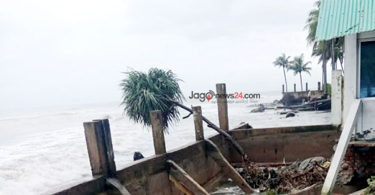 ঢেউয়ের আঘাতে ক্ষতবিক্ষত সেন্টমার্টিন, বেড়িবাঁধ চান বাসিন্দারা