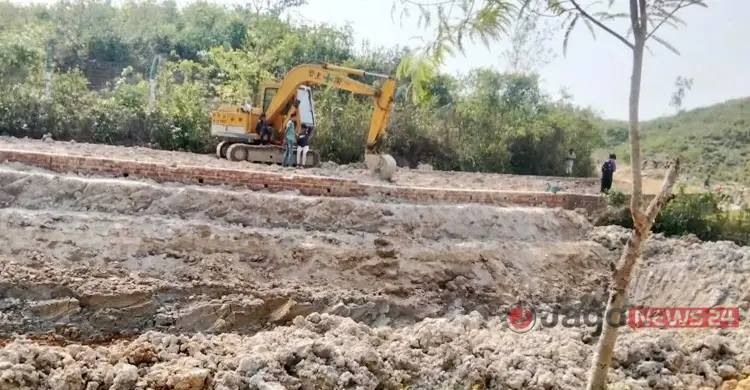 পাহাড় কেটে রোহিঙ্গাদের দোতলা ঘর, ক্ষোভে ফুঁসছেন স্থানীয়রা