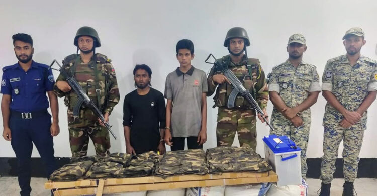 টেকনাফে সামরিক পোশাকসহ রোহিঙ্গা ডাকাত দলের দুই সদস্য আটক