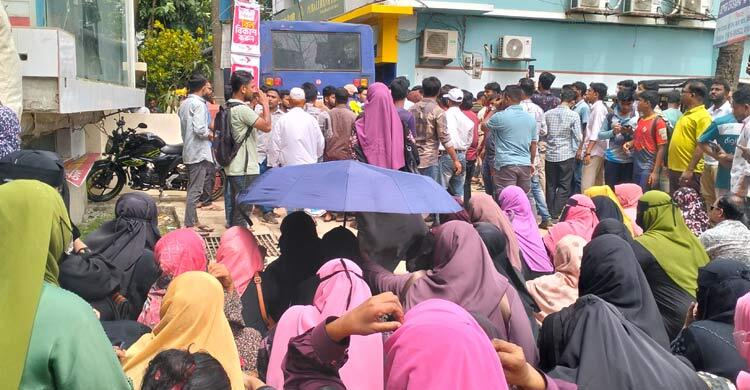 থানার গেটে রোহিঙ্গা ক্যাম্প থেকে চাকরিচ্যুত শিক্ষকদের বিক্ষোভ
