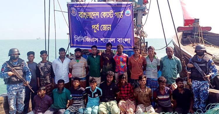 সেন্টমার্টিনে অবৈধ ট্রলিংবোটসহ ১৯ জেলে আটক