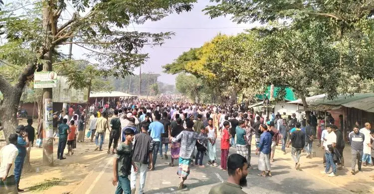 টেকনাফে গুলিবিদ্ধ শিশুটিকে নিয়ে চমেকের পথে অ্যাম্বুলেন্স