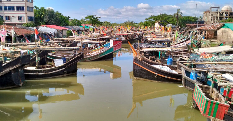 বৈরী আবহাওয়ায় দুদিন সেন্টমার্টিনে নৌযান চলাচল বন্ধ