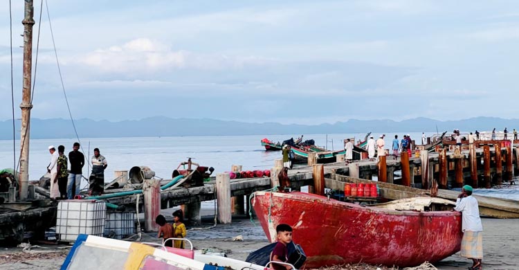 সেন্টমার্টিনে সাত কোটি টাকা ব্যয়ে পুরাতন জেটি সংস্কার শুরু হয়েছে। জেটির কাজ পুরোপুরি সম্পন্ন হলে দ্বীপের বাসিন্দাসহ পর্যটকদের দুর্ভোগ কমবে