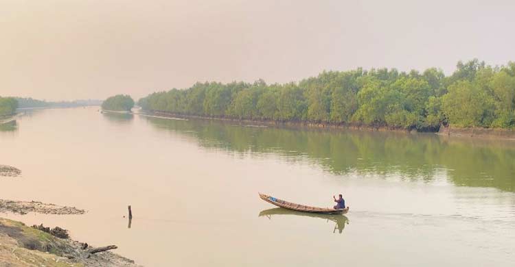 নাফনদীতে মাছ ধরার সুযোগ পেয়ে উচ্ছ্বসিত জেলেরা