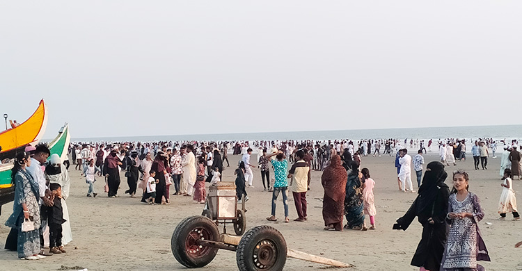 টেকনাফের সৈকতে পর্যটকের উপচেপড়া ভিড়