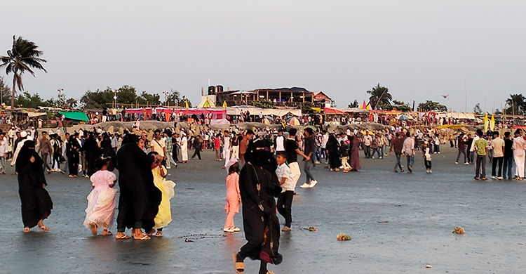 টেকনাফের সৈকতে পর্যটকের উপচেপড়া ভিড়