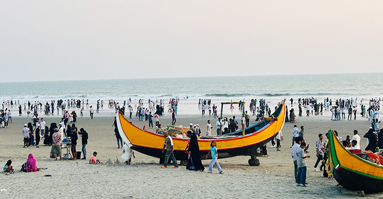 টেকনাফের সৈকতে পর্যটকের উপচেপড়া ভিড়