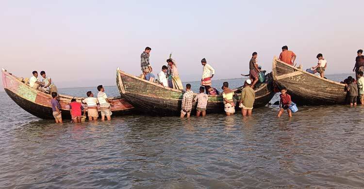 নাফ নদীতে মাছ ধরার সুযোগ পেয়ে উচ্ছ্বসিত জেলেরা