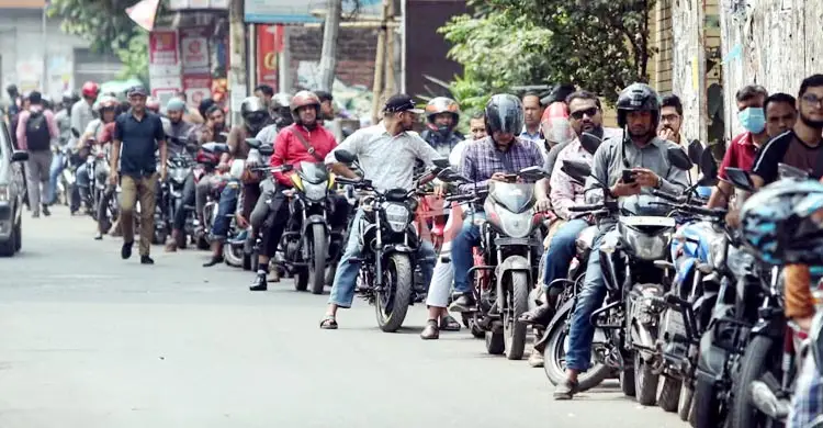 শঙ্কায় বোতলে তেল মজুত করছেন মোটরসাইকেল চালকরা