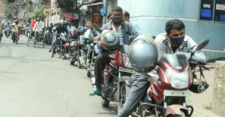 শঙ্কায় বোতলে তেল মজুত করছেন মোটরসাইকেল চালকরা