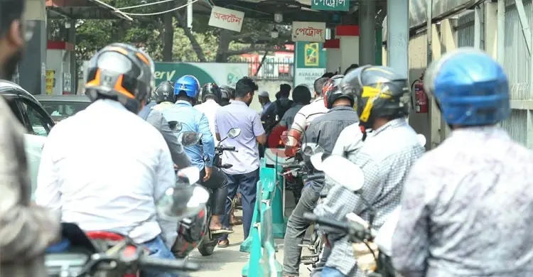 শঙ্কায় বোতলে তেল মজুত করছেন মোটরসাইকেল চালকরা